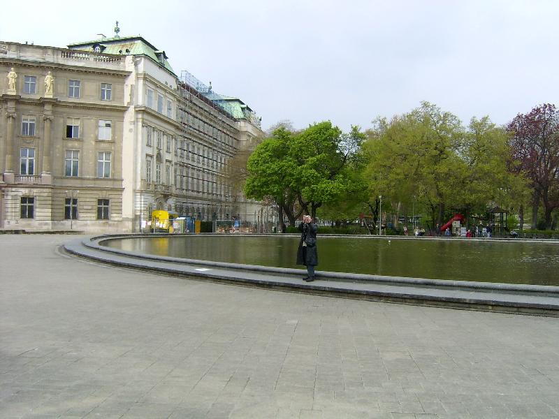 Brunnen vor der Karlskirche
